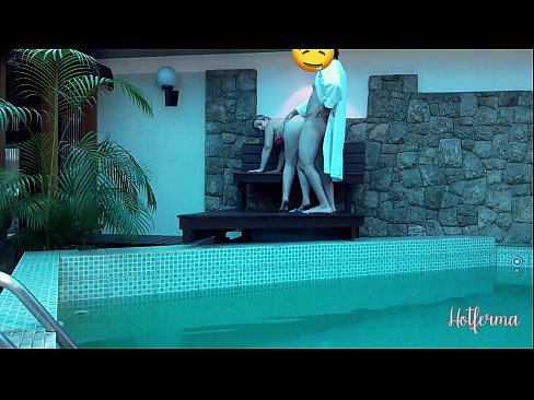 ❤️ El cap convida la criada a la piscina, però no va poder resistir-se a una calor ❤❌ Vídeo anal a nosaltres ❤