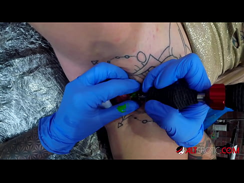 ❤️ La bomba Sully Savage, molt tatuada, es va tatuar al clítoris ❤❌ Vídeo anal a nosaltres ❤