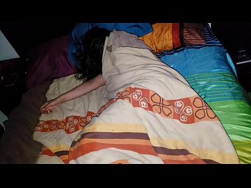 ❤️ El fillastre renya la seva jove madrastra mentre dorm. ❤❌ Vídeo anal a nosaltres ❤